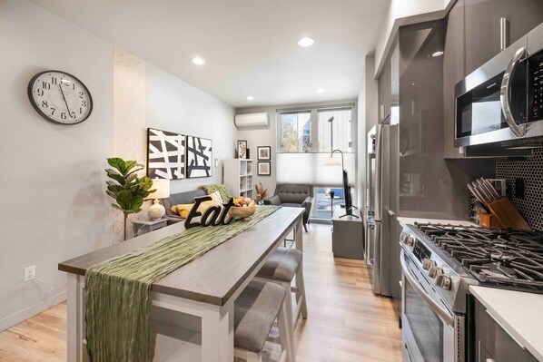 Fridge, microwave, oven, stovetop - Newly Modern 2B2B Home near Seatac - Golf course (Seattle)