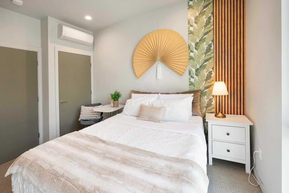 2 bedrooms, desk, iron/ironing board, WiFi