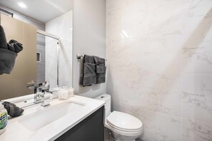 Douche, séchoir à cheveux, serviettes fournies