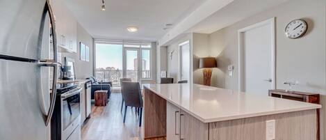 Jääkaappi, mikroaaltouuni, uuni, astianpesukone