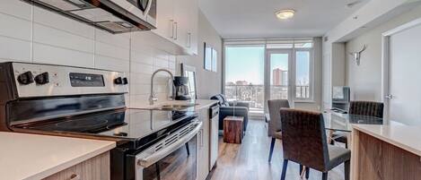 Een koelkast, een microgolfoven, een oven, een vaatwasser