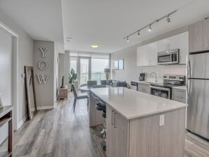 Fridge, microwave, oven, stovetop - Luxe 1BR with Private Terrace near Ottawa Hospital (Ottawa)