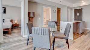 Eine moderne Wohnung mit Essbereich, Küche und Schlafzimmer.