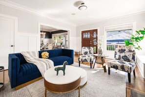 テレビ、暖炉、書庫、書斎 / ワークスペース