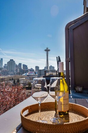 Property grounds - Queen Anne Secret Garden | Space Needle & City Skylight View (Seattle)