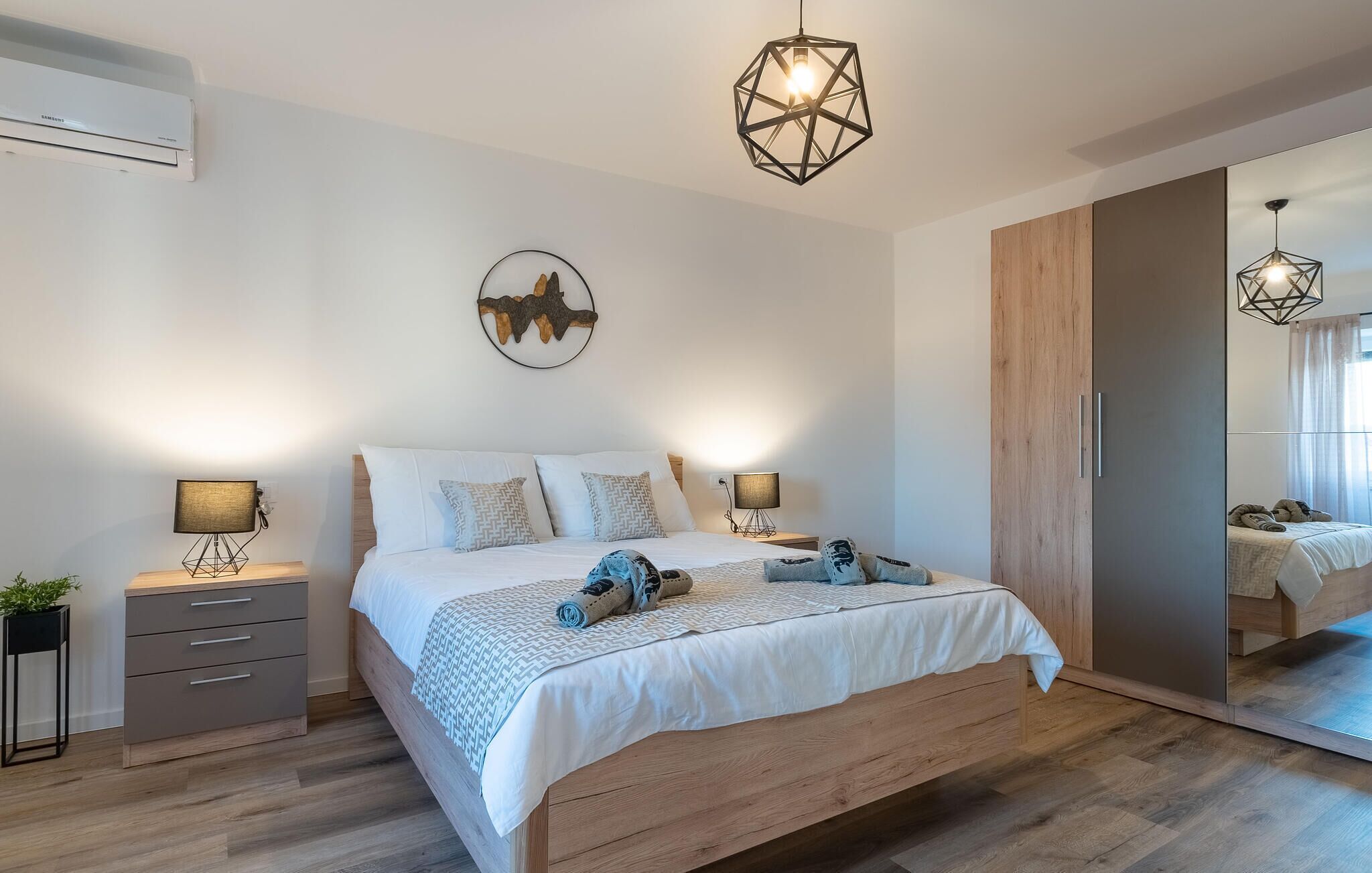 2 bedrooms, iron/ironing board, travel cot, free WiFi
