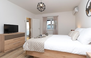 2 chambres, fer et planche à repasser, lit de bébé portatif