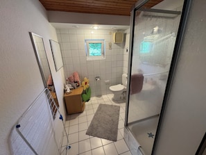Bathroom - Charming stay near Benrath Palace – easy access to Düsseldorf (Düsseldorf)