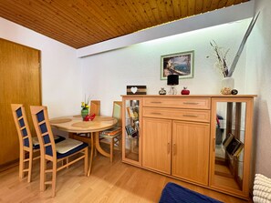 Dining - Charming stay near Benrath Palace – easy access to Düsseldorf (Düsseldorf)