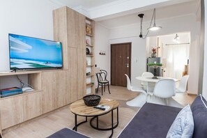 TV - Exarhia Silver Moon with Acropolis View (Athina)