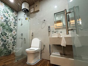 Habitación de lujo doble (Royal Room) | Baño | Ducha, cabezal de ducha tipo lluvia, toallas y papel higiénico