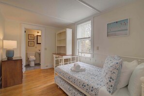 4 bedrooms, iron/ironing board, WiFi, bed sheets - Short drive to town and popular beaches! (Orleans)