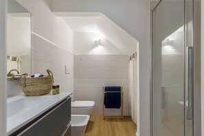 シャワー、ヘアドライヤー、ビデ、タオル