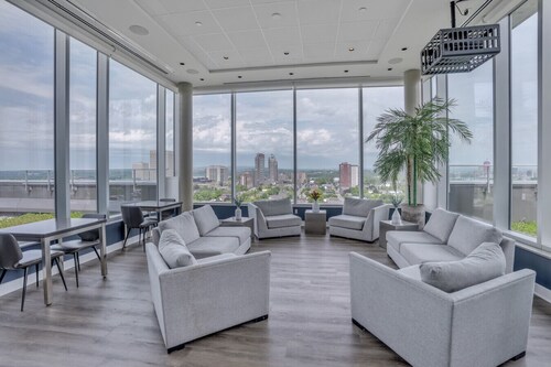 2BR Oasis w/ Gym & Terrace, Near Hintonburg!