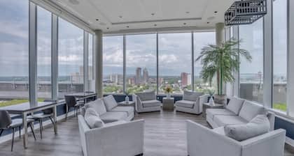 2BR Oasis w/ Gym & Terrace, Near Hintonburg!