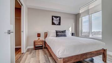 2 bedrooms, desk, iron/ironing board, travel crib