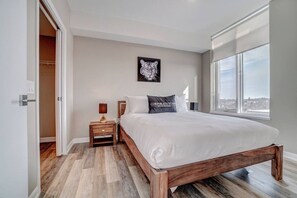 2 chambres, bureau, fer et planche Ă  repasser, lit parapluie