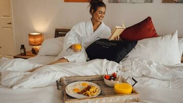 2 habitaciones, escritorio y tabla de planchar con plancha