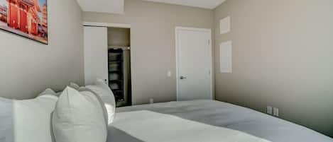 2 bedrooms, desk, iron/ironing board, travel crib