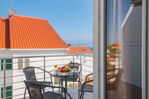 Apartment (Apartments Island Beat - One Bedroom ) | Balcony - Apartments Island Beat (Supetar)