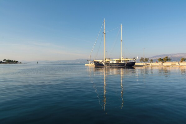 A large sailing ship docked at a calm harbor with clear skies. - Apartments Island Beat (Supetar)