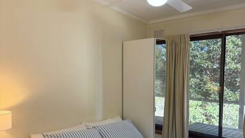 5 bedrooms, iron/ironing board, bed sheets