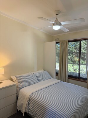 5 habitaciones, tabla de planchar con plancha y ropa de cama 