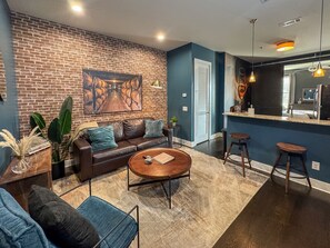 TV - Barrelhouse Loft | West End Near Vandy/Broadway (Nashville)