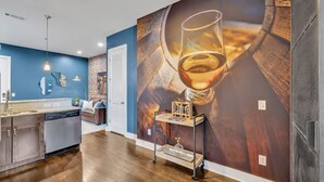 Une cuisine moderne avec des meubles en bois, un lave-vaisselle et un plan de travail doté d’un évier.