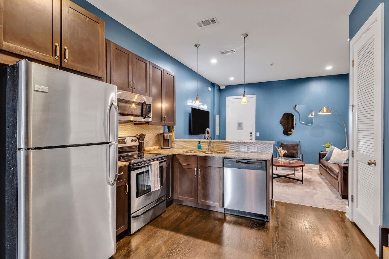 Refrigerador, microondas, horno y parrilla de estufa 