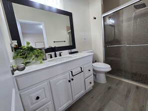 Een douche, een haardroger, handdoeken, zeep