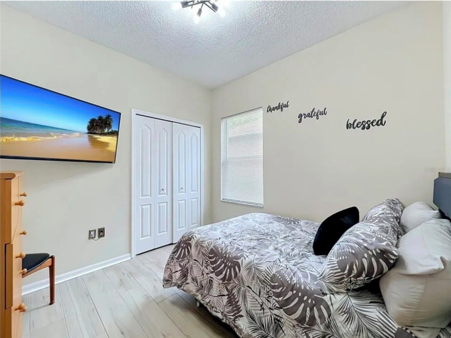 3 habitaciones, escritorio y tabla de planchar con plancha 