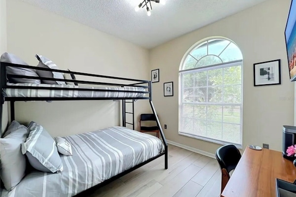 3 Schlafzimmer, Schreibtisch, Bügeleisen/Bügelbrett, Reisekinderbett