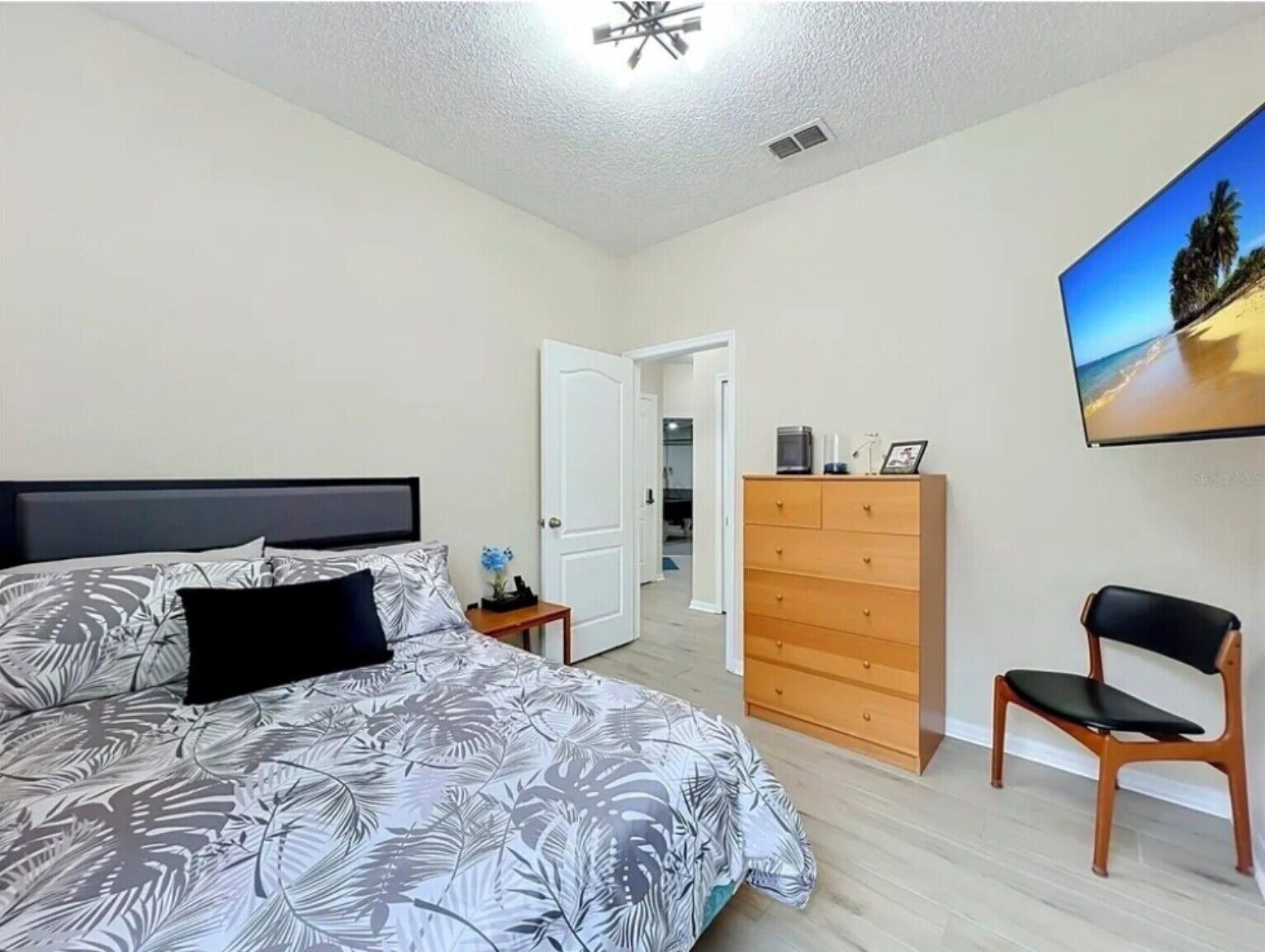3 bedrooms, desk, iron/ironing board, travel crib