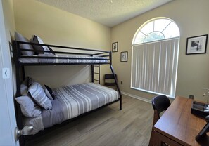 3 slaapkamers, een bureau, een strijkplank/strijkijzer, reisbedje