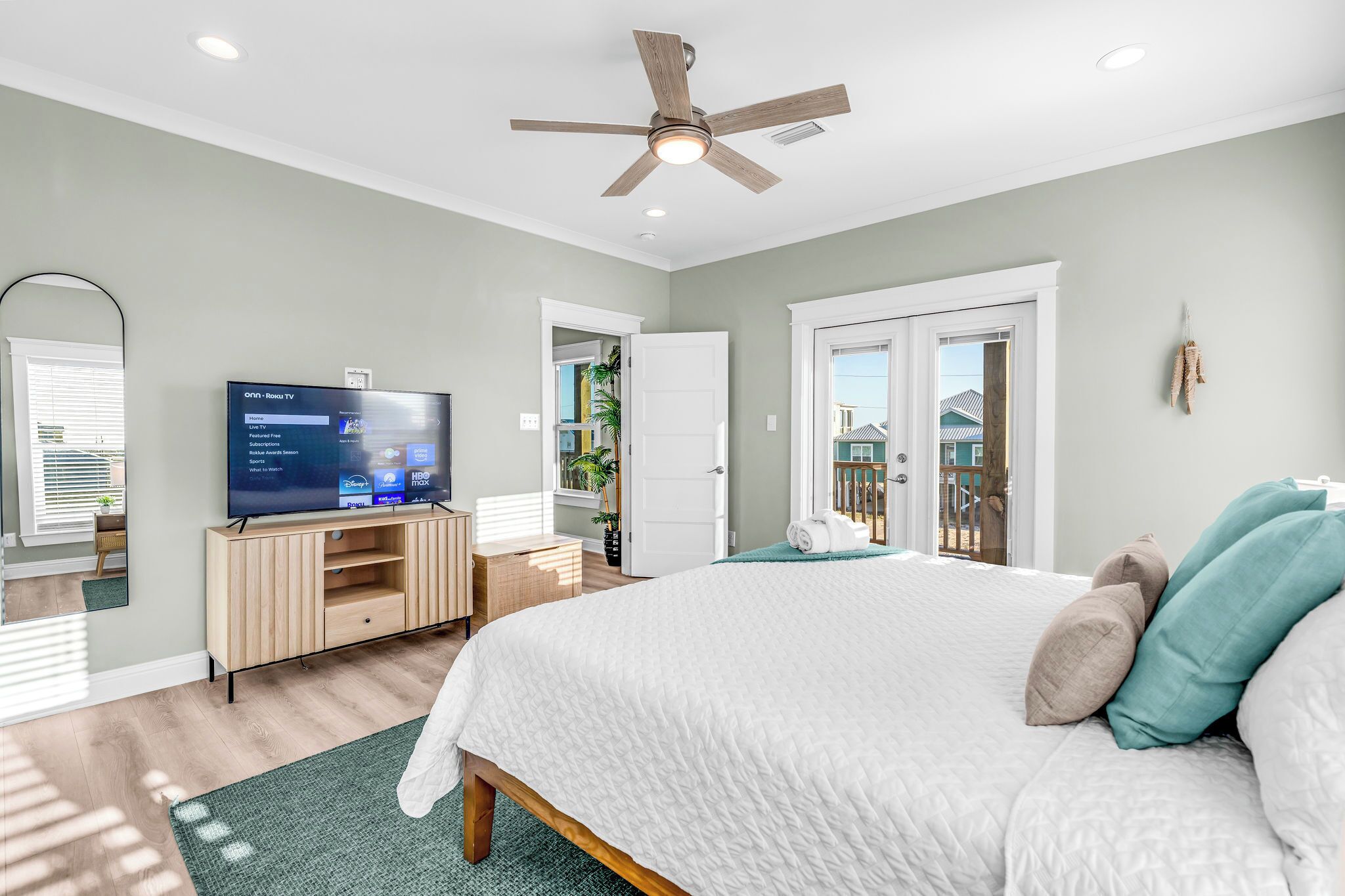 6 habitaciones, tabla de planchar con plancha, cuna de viaje y wifi 