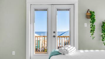 6 makuuhuonetta, silitysrauta/-lauta, vauvan matkasänky, Wi-Fi