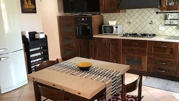 Frigorífico, horno, placa de cocina y lavavajillas