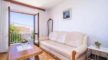 Lägenhet (Three-Bedroom Apartment with Balcony ) | Vardagsrum | 32-tums platt-tv med satellitkanaler