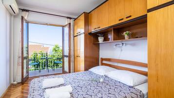 Lägenhet (Three-Bedroom Apartment with Balcony ) | 5 sovrum och gratis wi-fi