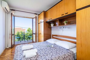 Apartament (Three-Bedroom Apartment with Balcony ) | 5 dormitoris i wifi gratuïta 