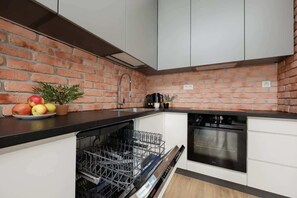 Kühlschrank, Mikrowelle, Ofen, Herdplatte