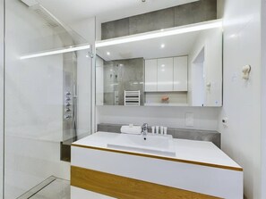 Een douche, een haardroger, handdoeken