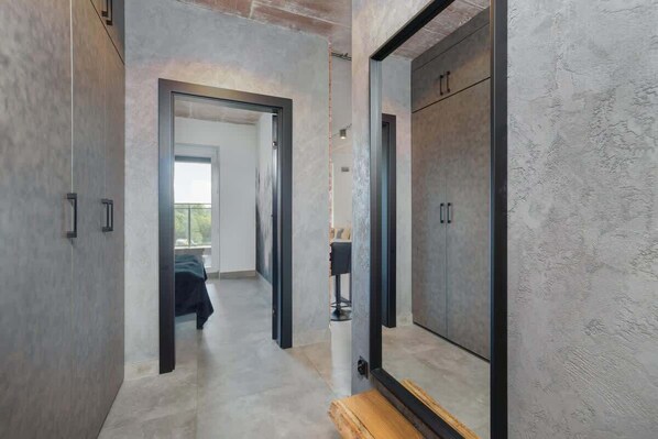 1 habitación, tabla de planchar con plancha, cuna de viaje y wifi 