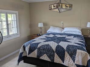2 bedrooms, iron/ironing board, WiFi, bed sheets - Direct Mickey Lake, Traverse City, Kayaks, Hot Tub, Row Boat, Dog ok (Traverse City)