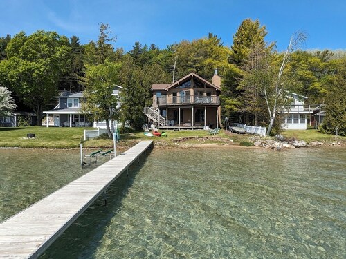 Direct Crystal Lake sandy swimming home. Kayaks, dock, firepit, AC. Dog ok