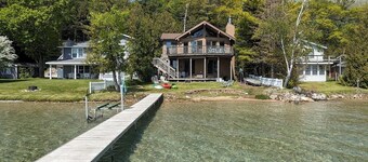 Direct Crystal Lake sandy swimming home. Kayaks, dock, firepit, AC. Dog ok
