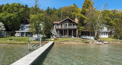 Direct Crystal Lake sandy swimming home. Kayaks, dock, firepit, AC. Dog ok