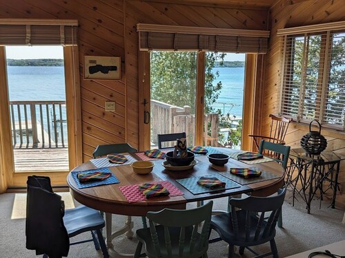 Direct Crystal Lake sandy swimming home. Kayaks, dock, firepit, AC. Dog ok