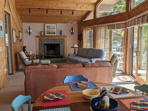 Smart TV, fireplace, printers - Direct Crystal Lake sandy swimming home. Kayaks, dock, firepit, AC. Dog ok (Beulah)